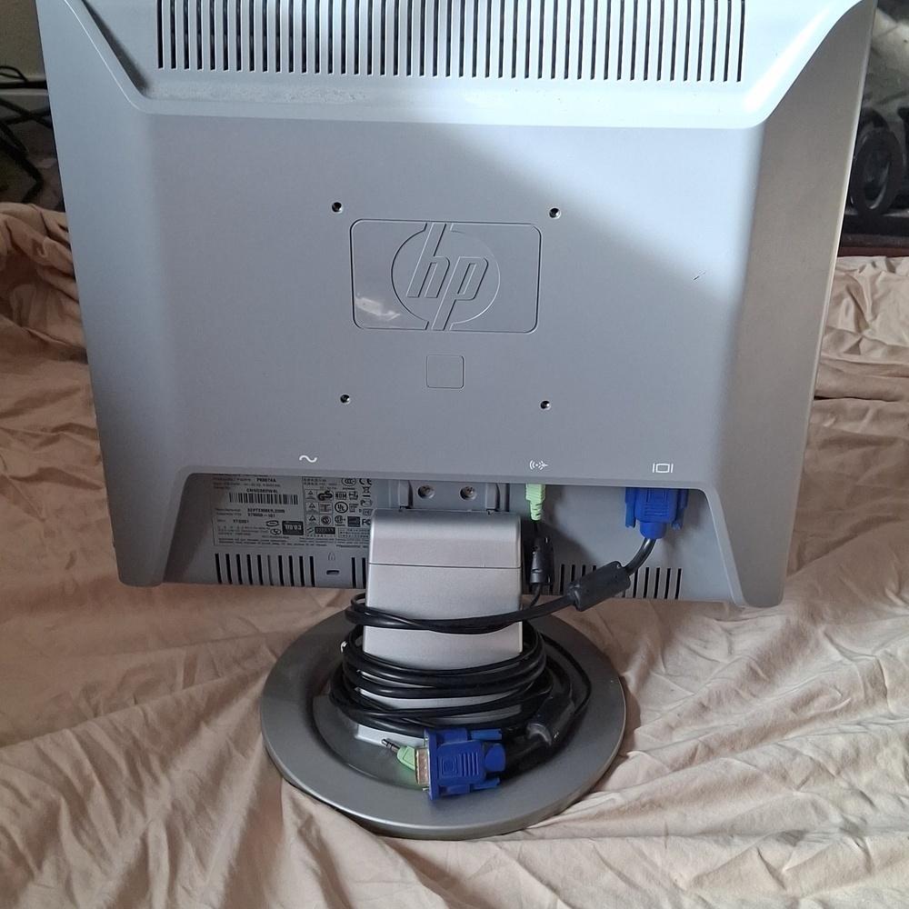 HP Silver LCD Desktop Monitor with Built-In Speakers - Picture 2 of 4